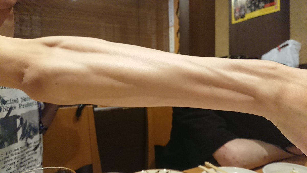 R E C 腕の筋肉が苦手な人へ 友人のアニメーターの腕が参考資料として最高だったので 後ろで誰かが死んでるのは酒の飲み過ぎ R E C 腕の筋肉が苦手な人へ 友人のアニメーターの腕が参考資料として最高だったので 後ろで誰かが死んでるのは酒の飲み過ぎ