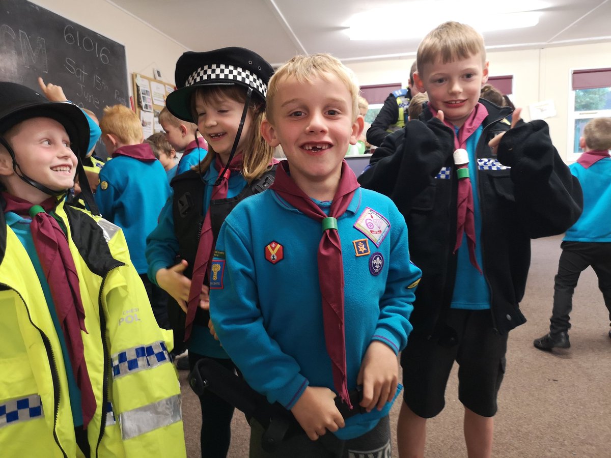 BTPCheshire's tweet photo. PCSO Gibson has joined PCSOs Green and Davey from @CreweEastPol @PoliceCrewe @cheshirepolice tonight to deliver special safety talks to #Crewe #Beavers
#StopLookListenLive #SayNoToStrangers
@networkrail @VirginTrains @RailwayChildren https://t.co/snrM1XdSxV