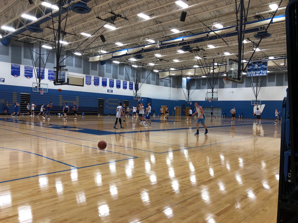 TigerBoysHoops's tweet photo. First day of HS Tiger Camp preparing for the 19-20 season. Super fun to be back in the gym.
#GuysWorkingHard
#SettingHighGoals https://t.co/QuW9foP8p1