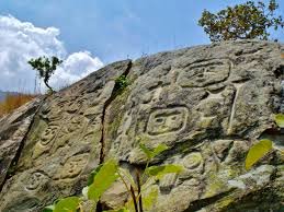 ElhoimLeafar's tweet photo. "Petroglifos de Vigirima" en el Parque Arqueológico Piedra Pintada, municipio de Guacara, Carabobo #Venezuela / "Painted stone of the dolls" the #Petroglyphs from my Country. #PaganGods #OldPagans #NativeGods #Godsoftheearth https://t.co/oiVTYqIawJ