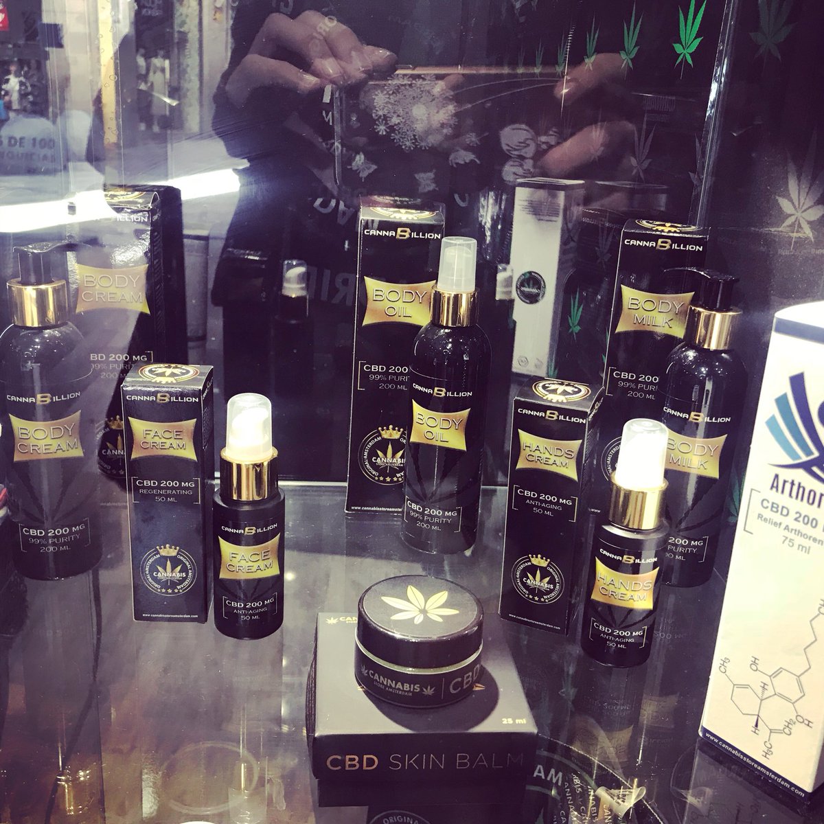 CannabisMontera's tweet photo. ¡¡Nueva cosmética CBD!! 📣
👨🏻🏫Prueba todos sus beneficios👩🏫
¡Realmente increíble! 🤭👌
#cosmetica #cosmeticacbd #cbdproducts #aceitecorporal #belleza #bellezanatural #salud #bienestar #lechecorporal #antiarrugas #cremaantiarrugas #contraeldolor #cremademanos #csamontera https://t.co/hVafMQrFHX
