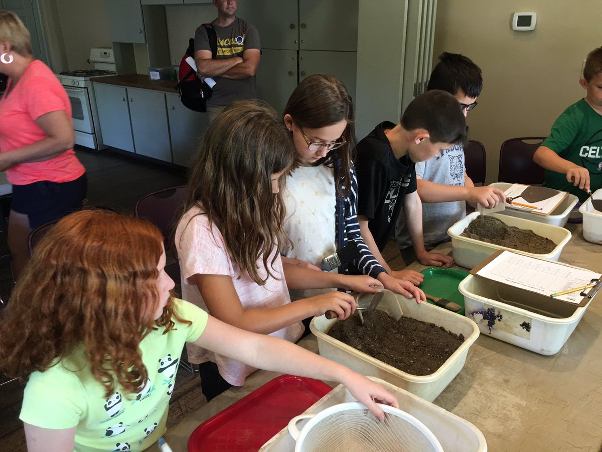 Kim_Chaffee's tweet photo. Dig. Dust. Record. #findingfossils @NS_Grade4 https://t.co/BxUsnAefu6