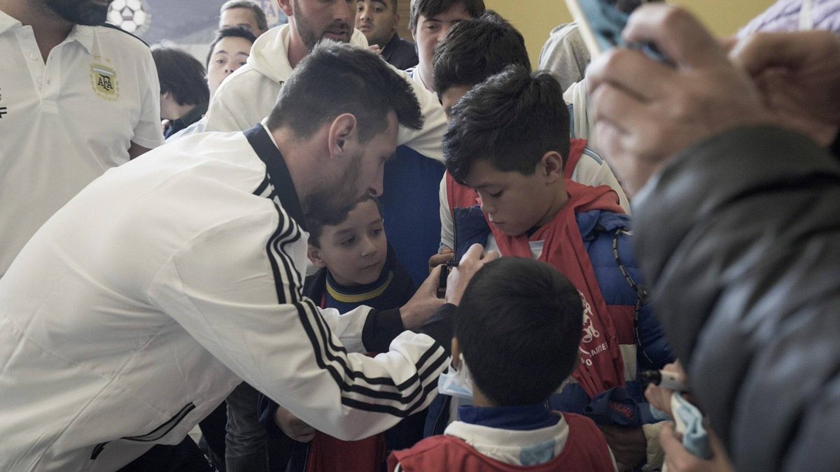 messi signing autographs