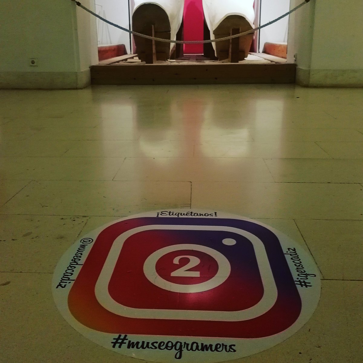 MuseoCadiz's tweet photo. @GGilsanz @elbarroquista @museodelprado Nosotros permitimos las fotos siempre que sean sin flash y sin palo selfie. Los compañeros de la puerta lo recuerdan a todos los visitantes y si a alguien se le escapa pues se le dice y no pasa nada. Pero somos muy raros hasta nos gusta que se hagan fotos. #instaruta https://t.co/KjABXz4od2