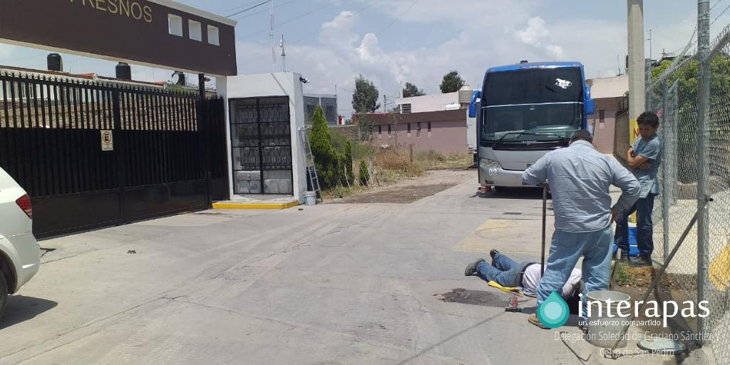 Interapass's tweet photo. #Trabajandoparati
El equipo de mantenimiento, fugas y drenajes y Natalia Castillo Delegada de Interapas Delegación Soledad de Graciano Sánchez y Cerro de San Pedro realizan trabajos de valvuleo en Priv. Fresnos https://t.co/7GB5hq8N9E