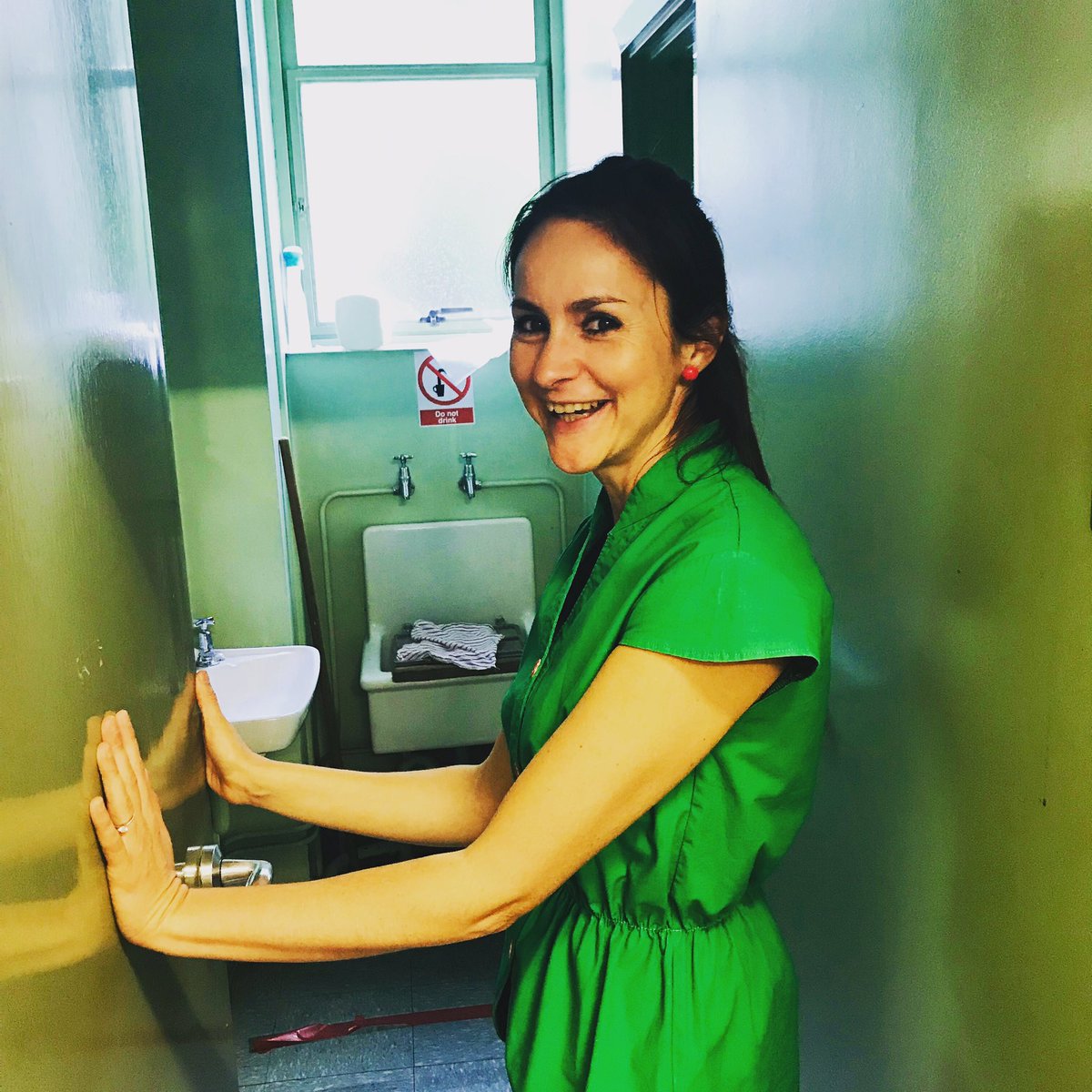 Amy_Enticknap's tweet photo. A green time of it today! A green ‘Emily’ in a 1970s green ‘Green Room’ / cleaning cupboard #ConniesColander #theatre #touring #acting #community #actorslife #glamour #loveit .@HumanStoryOx .@OxTheatreMakers .@Gaye_Poole .@webbdancetheatr https://t.co/9EnCDrTtHw