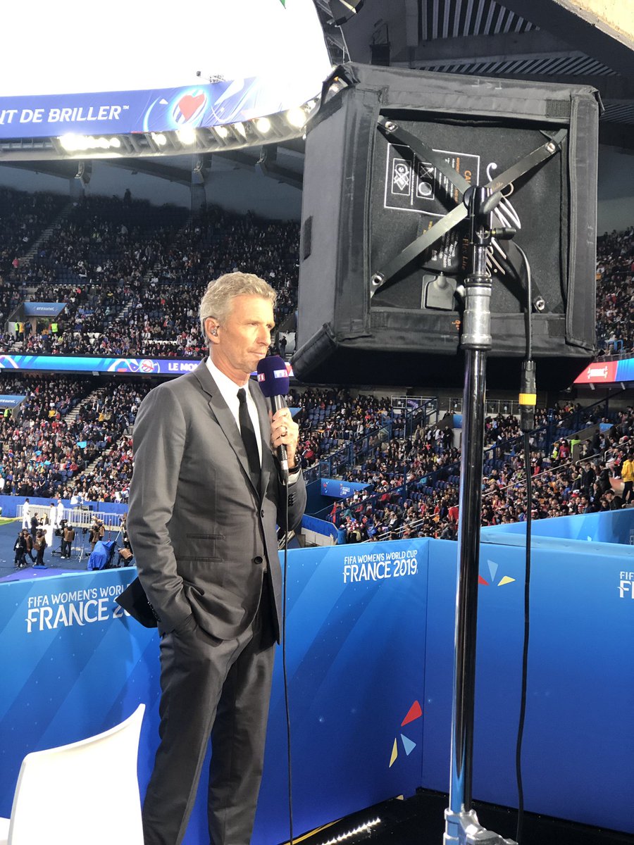 CaroHenryOff's tweet photo. Beau gosse ! @DenisBrogniart @TF1 @FIFAWWC allez les Bleues! #equipedefrance #PARCdesPRINCESSES https://t.co/vxGbZA6bqU
