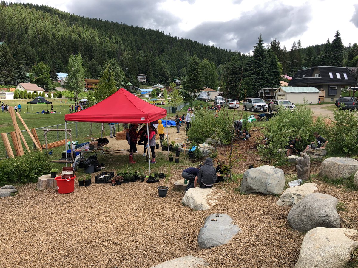Bio-Blitz at RSS...kids and shovels !