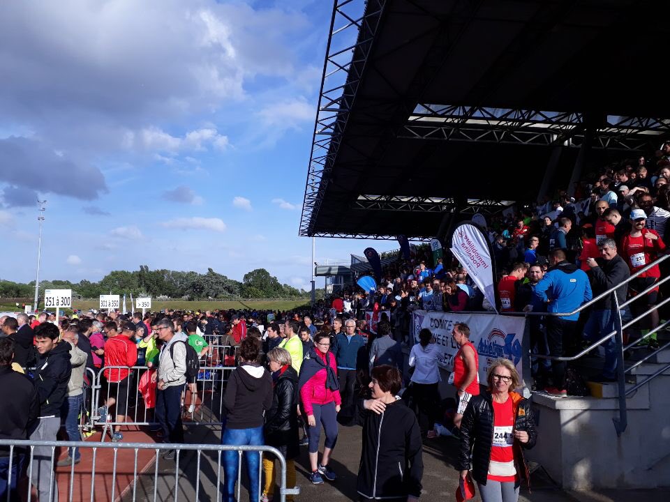Angers's tweet photo. 9ème Marathon Relais National Inter-Entreprises. 410 équipes, 2460 coureurs et 215 entreprises courent ce soir au stade Josette et Roger Mikulak !
Vive le #sportangers  ! #LaDalleAngevine https://t.co/1r4KHe5Lmi