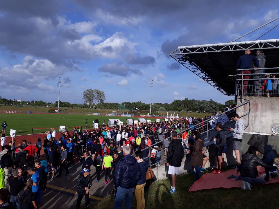 Angers's tweet photo. 9ème Marathon Relais National Inter-Entreprises. 410 équipes, 2460 coureurs et 215 entreprises courent ce soir au stade Josette et Roger Mikulak !
Vive le #sportangers  ! #LaDalleAngevine https://t.co/1r4KHe5Lmi