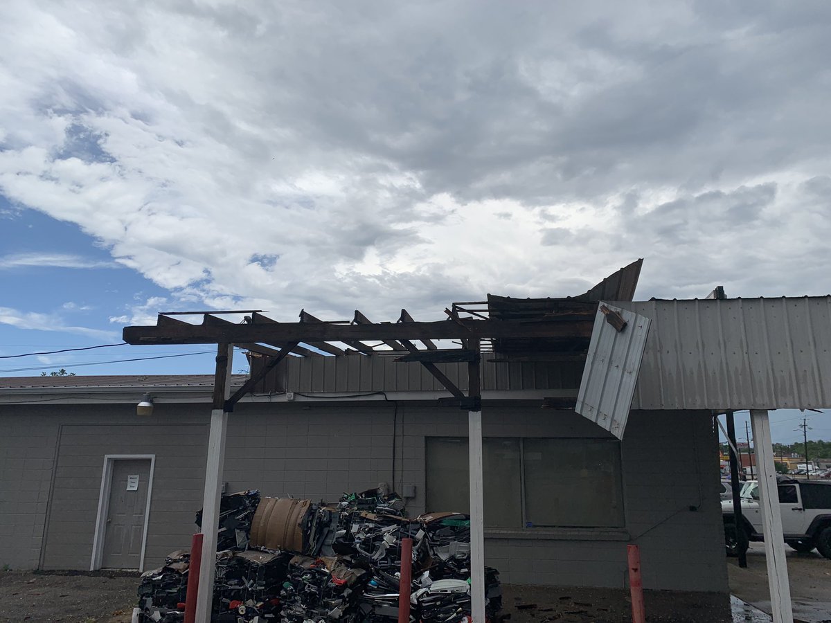 Ransomsolutions's tweet photo. Tornado hits our building while we were here😳everybody is ok thank you Jesus!! https://t.co/YFVshGV0md