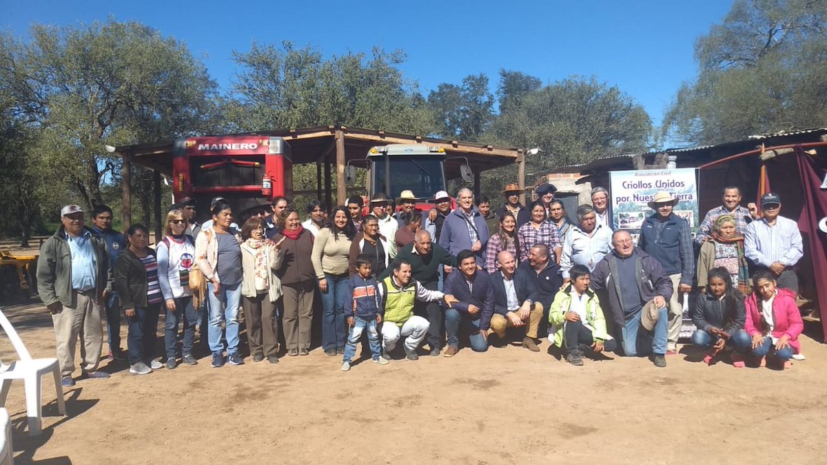 SsAFSalta's tweet photo. Con la presencia de @FelipeCrespo45 y @Kenjigom se llevó a cabo la entrega de maquinaria a pequeños productores de #SaltaForestal en el marco de un proyecto #PRODERI que cuenta con un financiamiento de $6.964.813,37 ➡️ https://t.co/5ytvg2ldrH @Kenjigom @AgroindustriaA https://t.co/05syOyzGVS