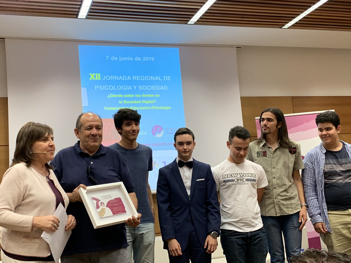 jorgemaillo's tweet photo. tremendamente orgulloso de estos chicos de @GrecosatII , reconocimiento desde la #jornadaregionaldepsicologiaydociedad por sus excelentes resultados en @CanSatSP https://t.co/ygcMnishtA