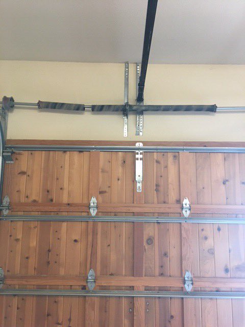repairnearyou's tweet image. Before and after of a Spring Repair in Fort Worth. 

Spring problems are the most common we run into.

Our guys have fixed thousands of them, so you can count on a quick and quality repair. 

#springrepair #fortworth #homeimprovement #work #garagedoor #garagespring #happyfriday