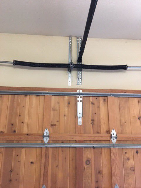 repairnearyou's tweet image. Before and after of a Spring Repair in Fort Worth. 

Spring problems are the most common we run into.

Our guys have fixed thousands of them, so you can count on a quick and quality repair. 

#springrepair #fortworth #homeimprovement #work #garagedoor #garagespring #happyfriday