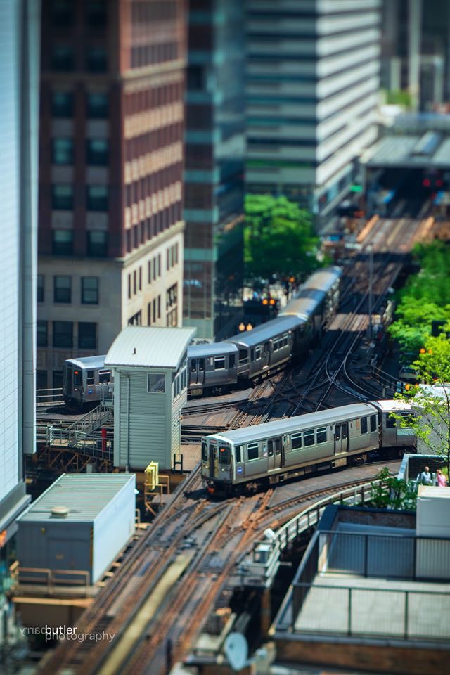 barrybutler9's tweet photo. Throwing you a curve on a Friday #chicago #trains https://t.co/0Dyz2tk4ux