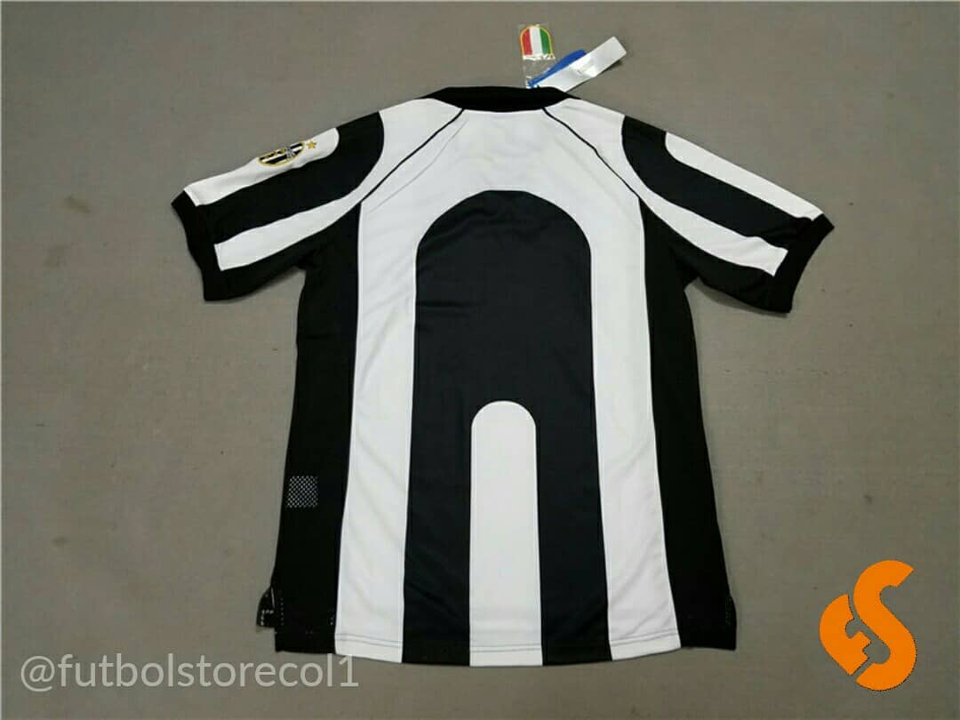 FutbolStorecol's tweet photo. ¡CAMISETA RETRO JUVENTUS 97/98!
Pide aquí esta sensaciónal camiseta retro de la Vecchia Signora. 
Recuerda que en @FutbolStorecol encuentras las mejores camisetas retro. https://t.co/h32x6u72Bv