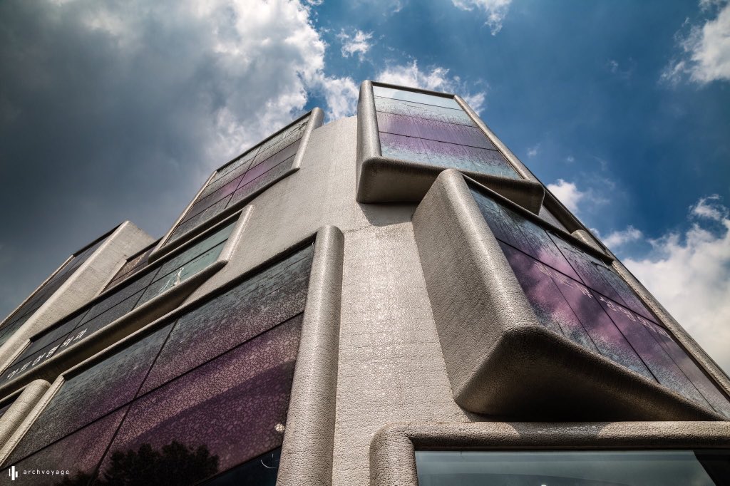 SesiMimar's tweet photo. 1980’de Güney Kore Seul’da inşa edilen, mağazaların bulunduğu Chungha binası, MVRDV tarafından yeniden tasarlanmış, yenilenmiş.. https://t.co/gpCJt4Wa0J