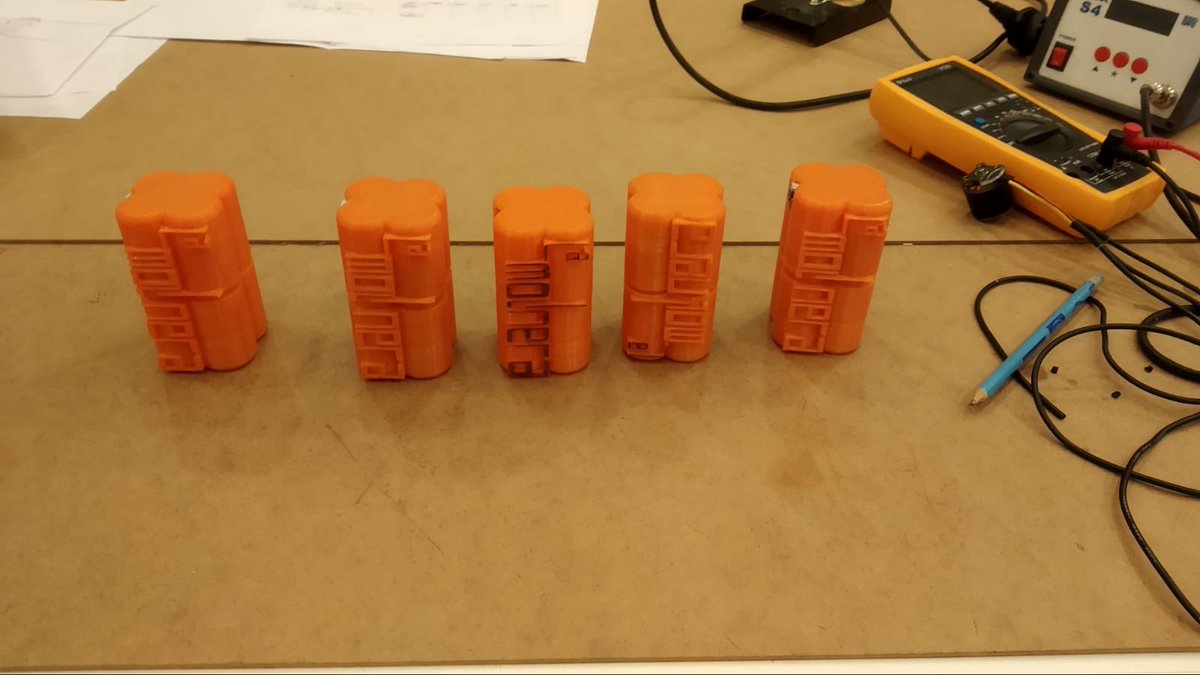 Hoy nuestro #Maker Telmo acaba el taller de cargador de móvil con carcasas incluidas en el 
#FabLabLaMolinera