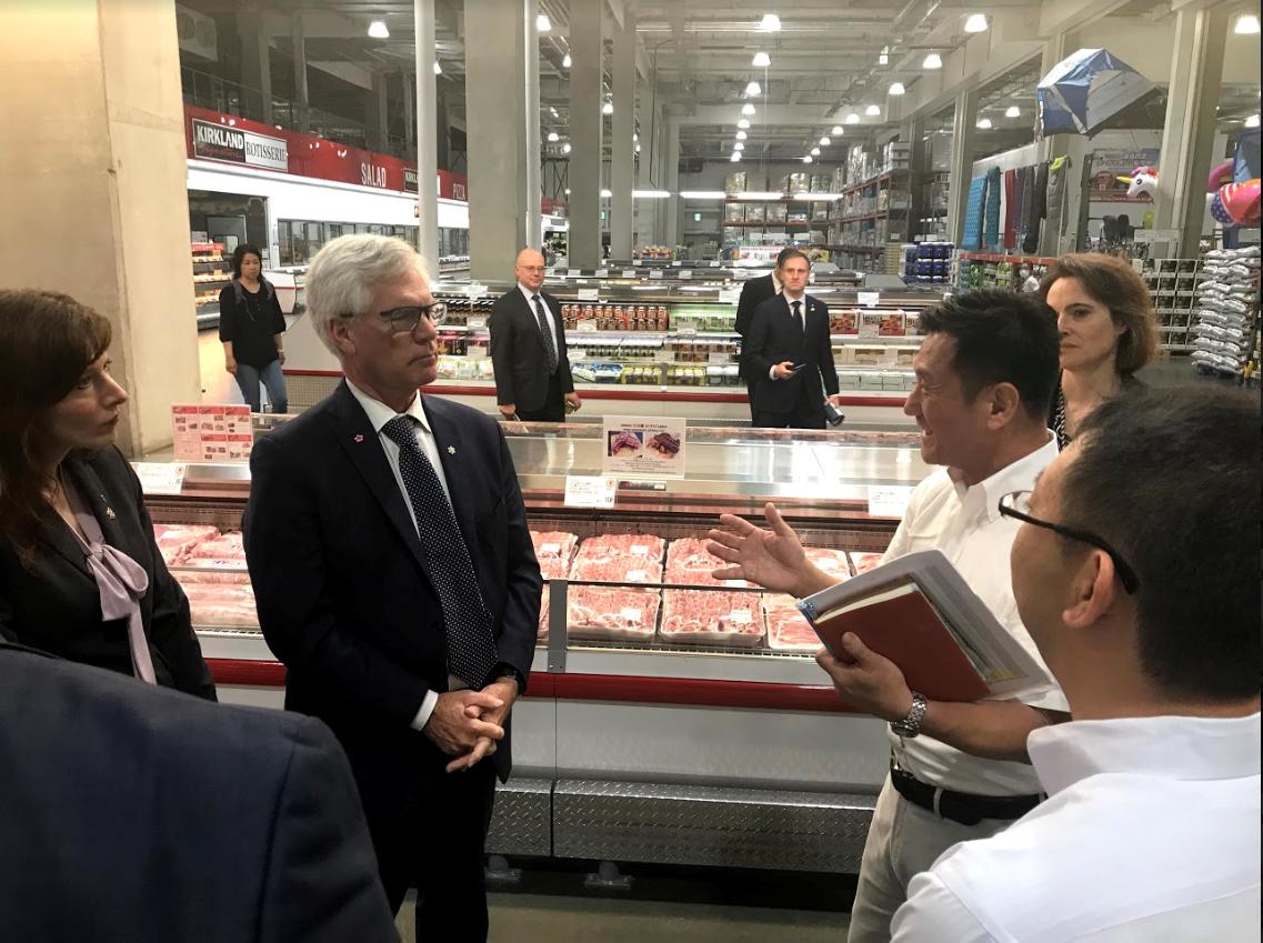 CanadaTrade's tweet photo. Min. Carr met with and visited Costco Japan to discuss increased #CdnAg imports, including beef and pork, in Japan. #TimeToDiversify @CanEmbJapan https://t.co/dvhmdBosH2
