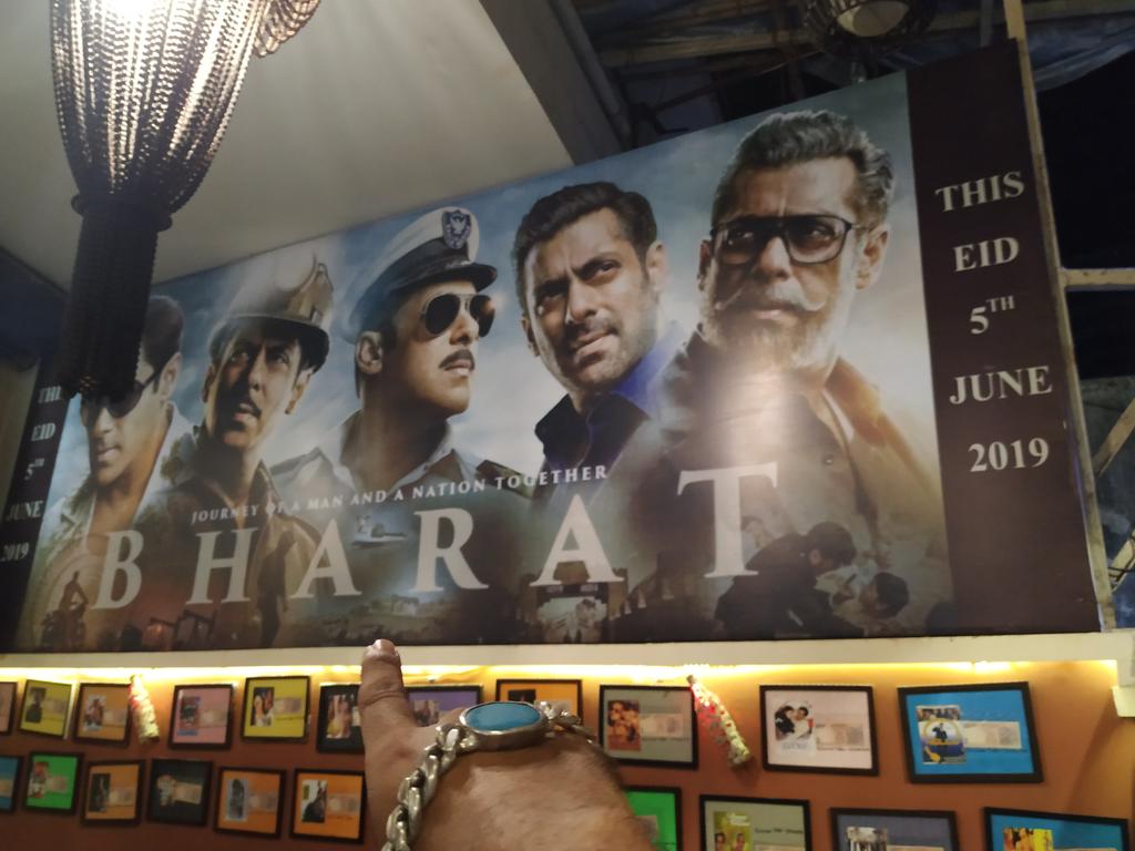 SSALMANISTAN's tweet photo. The Best place to visit for every Salmaniac @Bhaijaanz had a gr8 tym at the best Ambience &amp; Delicious food a must visit

Zyada sunchneka nahi janeka ek bar nahi bar bar janeka 👻👻

Jeete hai Shaan se #SalmanKhan fan ke naam se

We Luv u @BeingSalmanKhan till our Lst Brth https://t.co/Hmn0xbAnpW