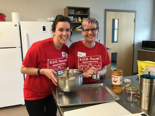 AVHealthySchool's tweet image. You know who we love? #Volunteers! This fantastic group of women are #breakfastprogram volunteers in @AVRCE. We were lucky enough to spend the afternoon with them, learning and trying out new recipes. Thank you Volunteers! #schoolfood