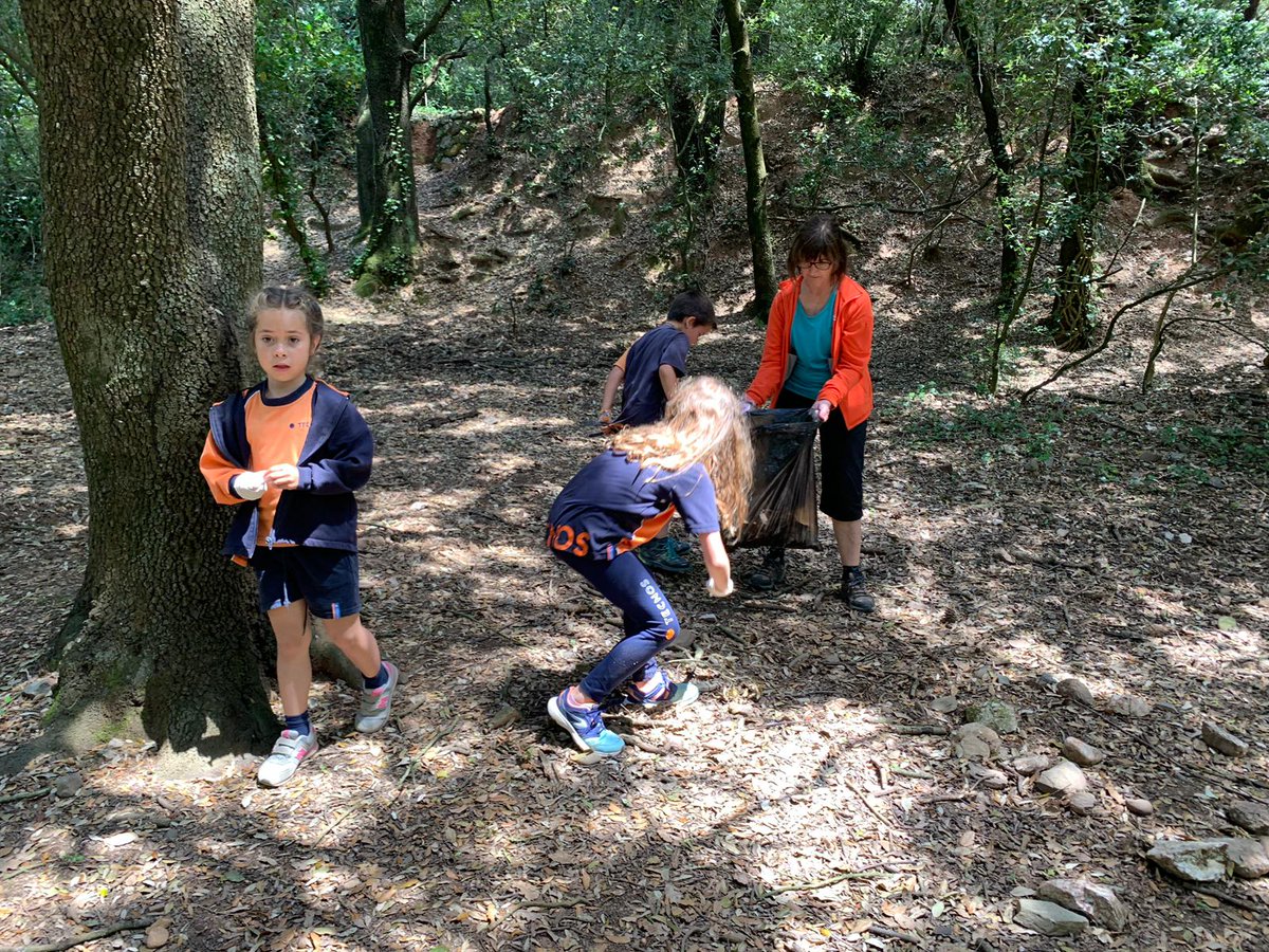 escolatecnos's tweet photo. Els Viatgers hem anat a caminar pel Parc natural de Sant Llorenç del Munt i l’Obac. Caminada des de l’Alzina del Salari fins a Coll d’Estenalles, passant per la preciosa Alzina Bonica. Coincidint amb la #SetmanadelaNatura hem fet una #recollidadedeixalles #somtecnos #escolaverda https://t.co/SsjTkM1Iw7