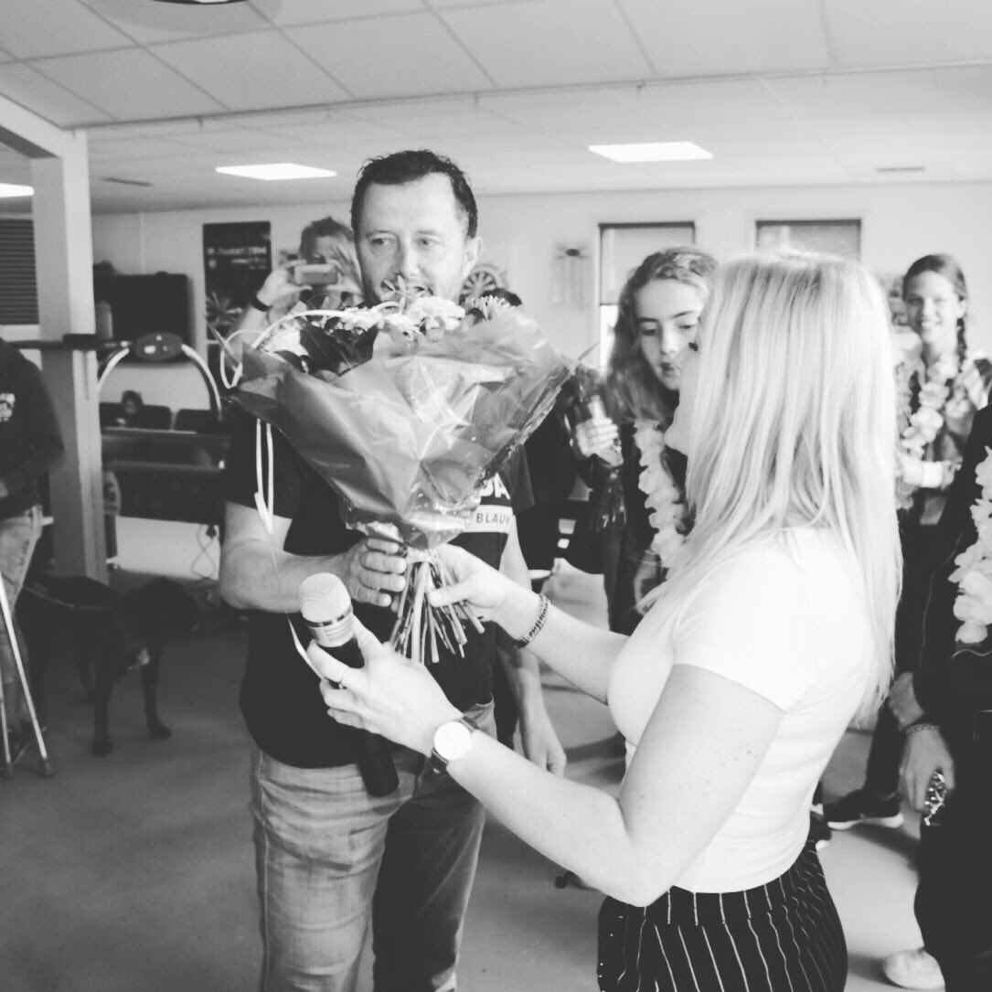 Alle huldigen zijn fantastische, maar de huldiging van je eigen dochter te mogen doen is wel heel bijzonder ⚽️💚 #zeerobben #meidenvanzeerobben #mo15 #eersteklasse #topteam #vrouwenvoetbal #kampioen #huldiging