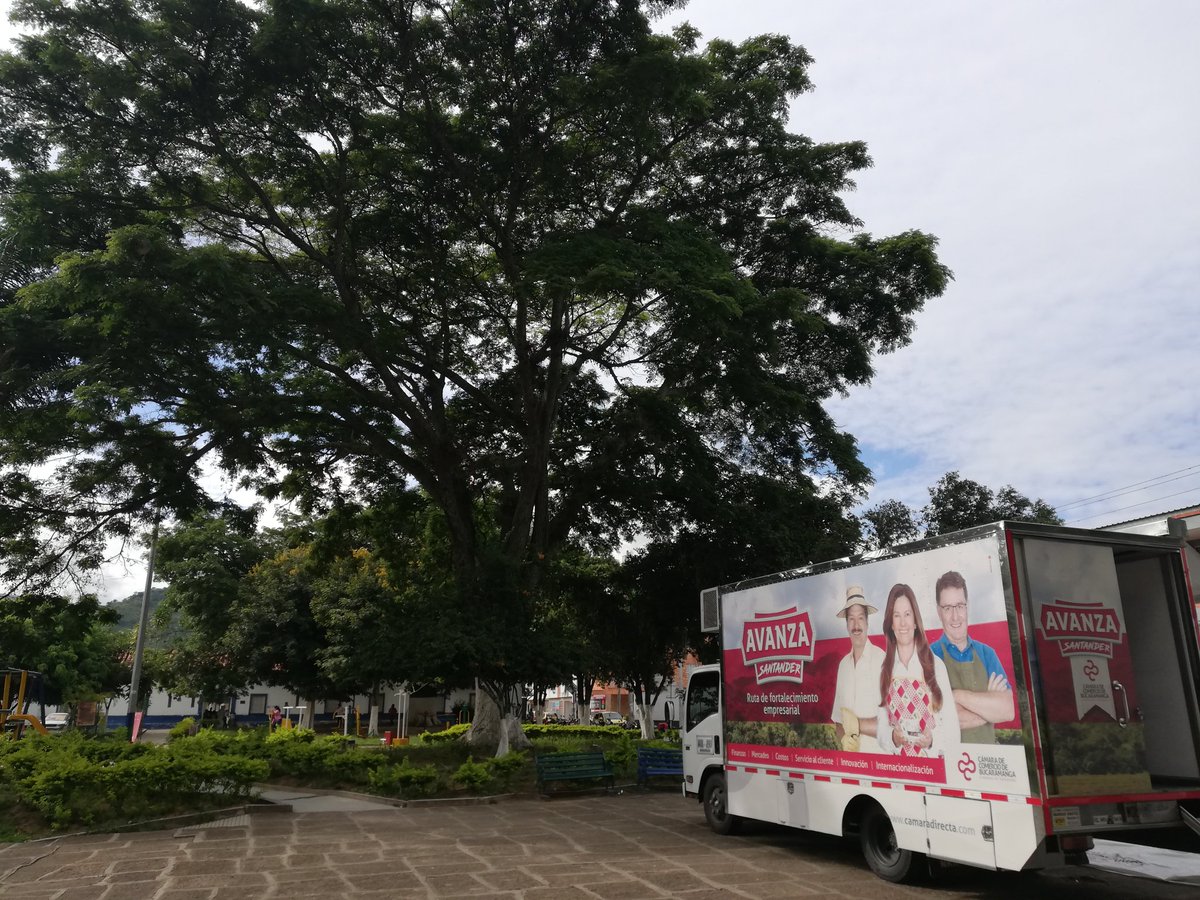 danielitaarm's tweet photo. Hoy la @CCBucaramanga  se encuentra con el programa #AvanzaSantander en la plazoleta del estadio del Colegio San José de Guanenta brindando Asesorías en registro mercantil y emprendimiento https://t.co/IZPOkDwFZo