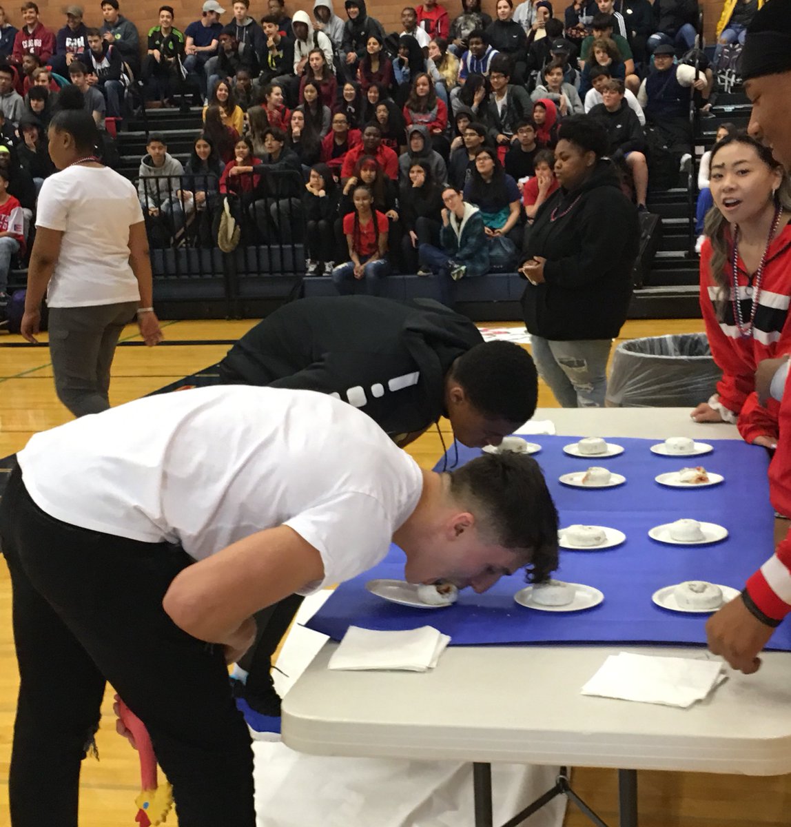 LHSEagles_Lindb's tweet image. Having fun at the moving up assembly! Go Eagles 🦅. #LHSPride #LastAssembly