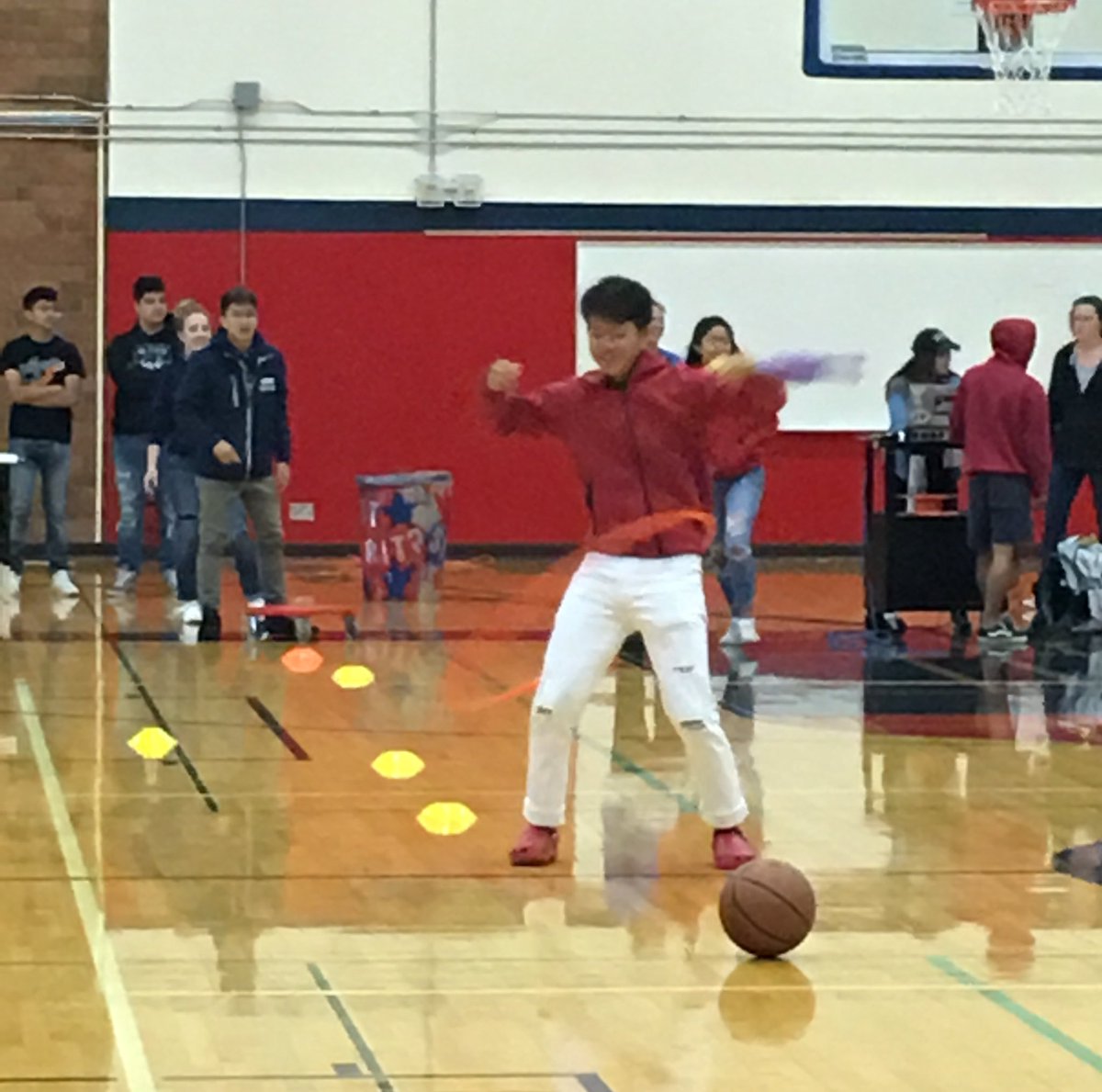 LHSEagles_Lindb's tweet image. Having fun at the moving up assembly! Go Eagles 🦅. #LHSPride #LastAssembly