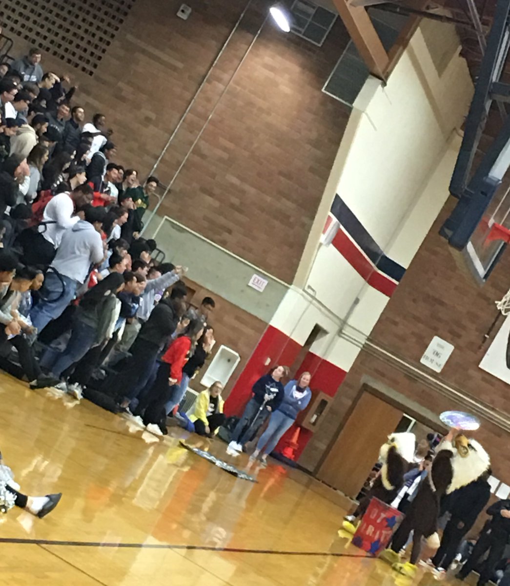 LHSEagles_Lindb's tweet image. Having fun at the moving up assembly! Go Eagles 🦅. #LHSPride #LastAssembly