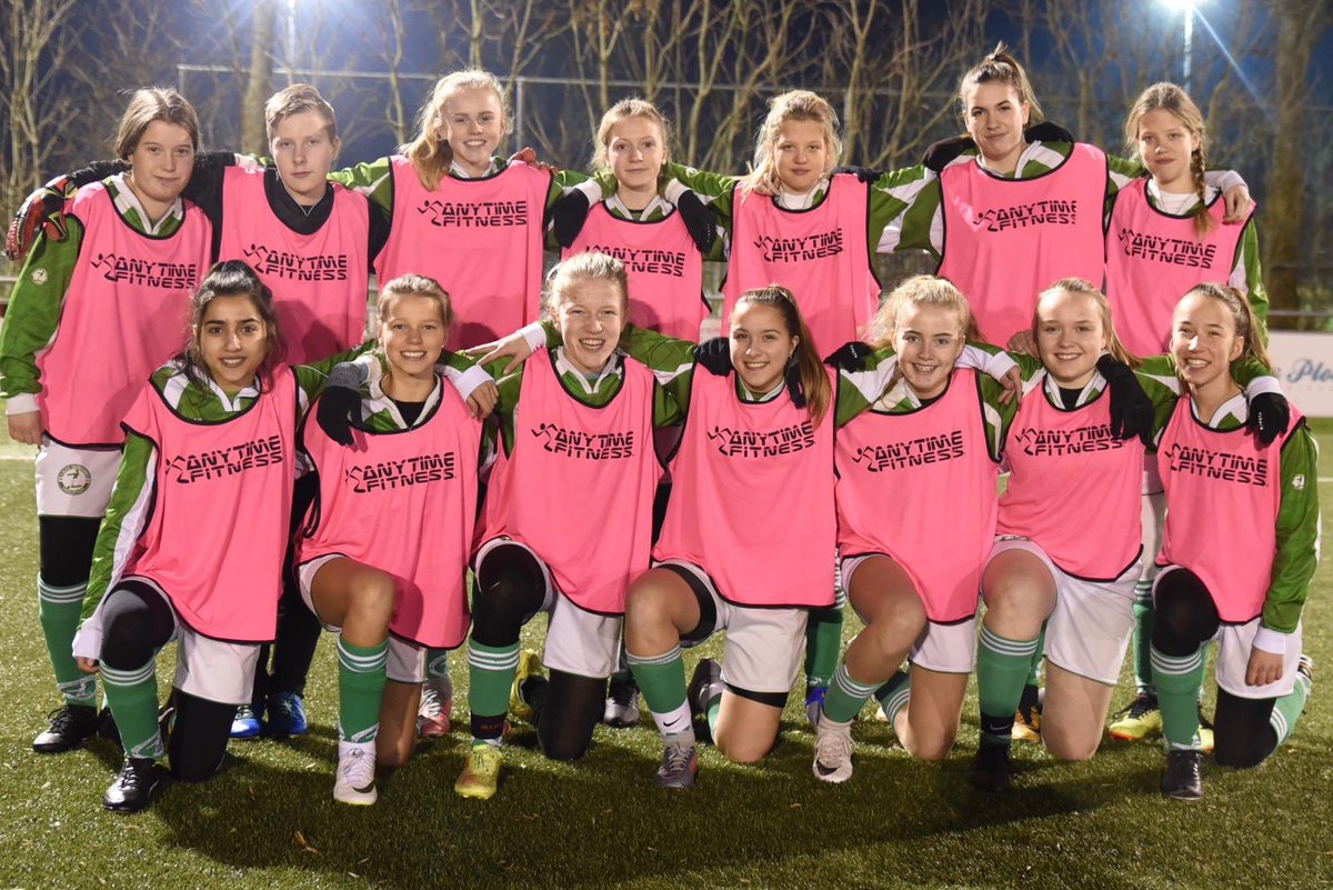 De gesponsorde roze meisjes hesjes mogen morgen eindelijk gebruikt worden #onderlingtoernooi #meidenvanzeerobben #gezelligheid #samensterk #zeerobben