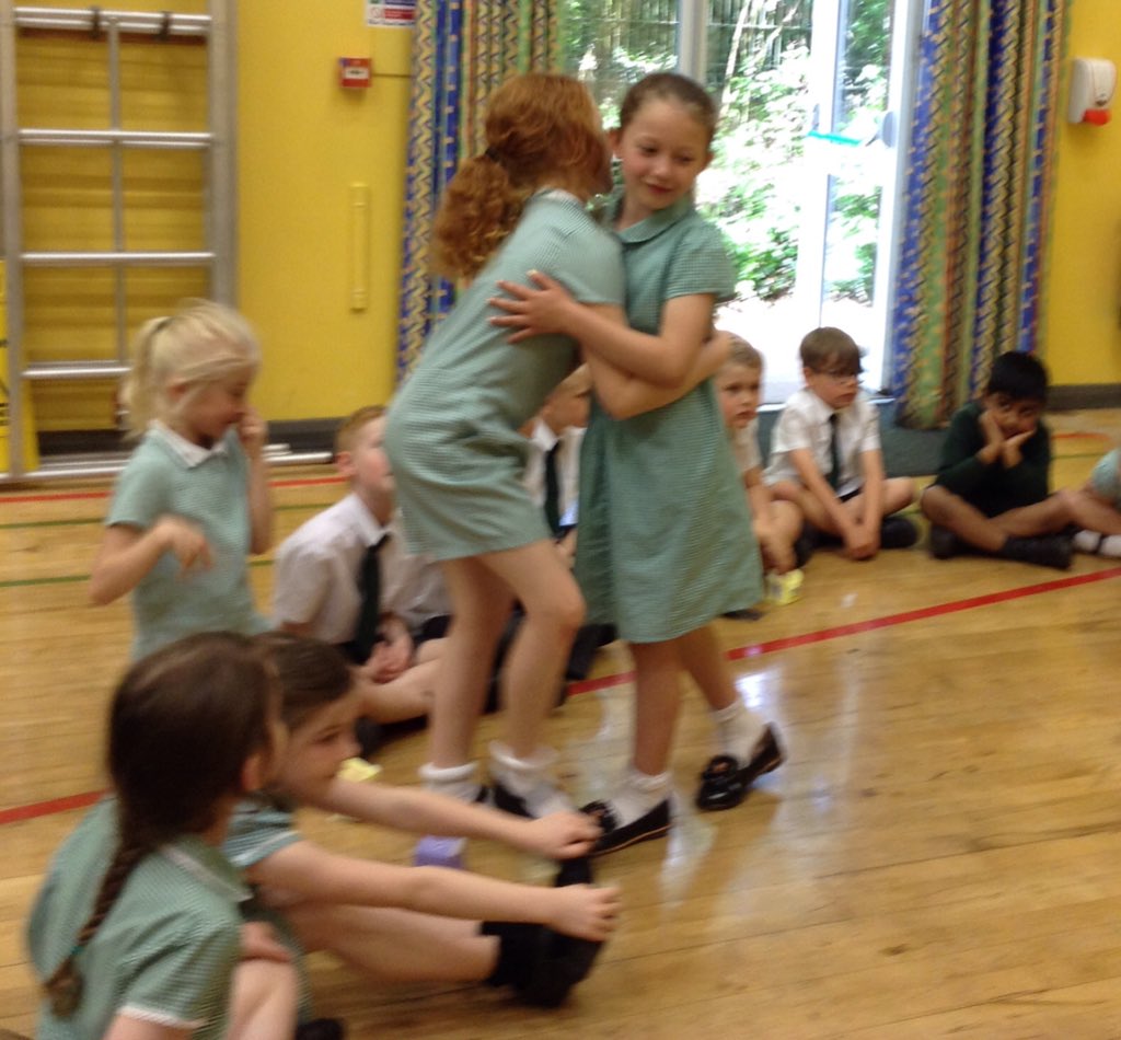 peafieldKS1's tweet photo. We have enjoyed learning all about the festival of Eid from our visitor. As well as sharing Eid gifts with our friends. #EidMubarak https://t.co/3xAJS2mMwc