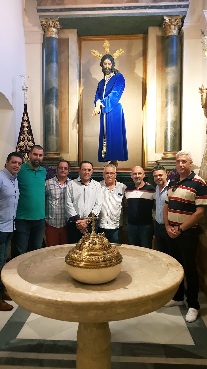 hdadhumillacion's tweet photo. La A.M.@AgrupacionVR, acompañará con sus sones al Paso de Misterio de Jesús del Soberano Poder el próximo Sábado de Pasión.

Esta tarde, nuestro Hno. Mayor en representación de la Hermandad, rubricó la firma con dicha banda, cuya vinculación será para los próximos dos años. https://t.co/uxgpfKCfSB