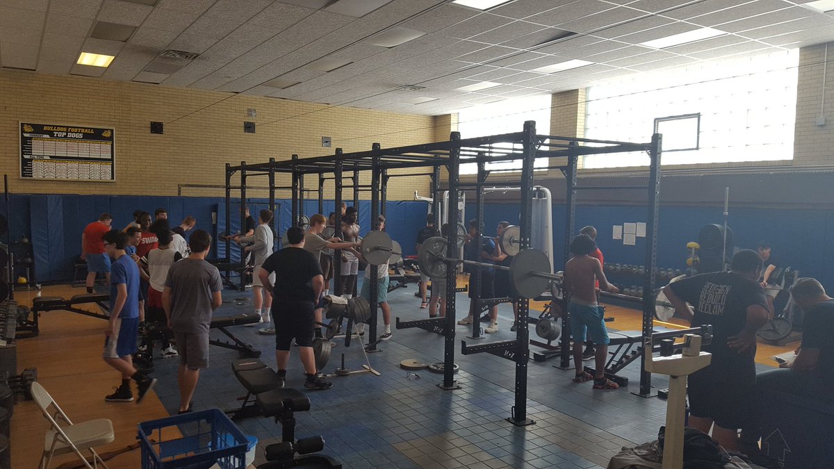 CoachVeltriKEFB's tweet image. 42 Dawgs in weight room testing at the end of phase 5 on a beautiful Friday! Love it! #programbuilding #culturewins #attitude&effort #fightlikeadog