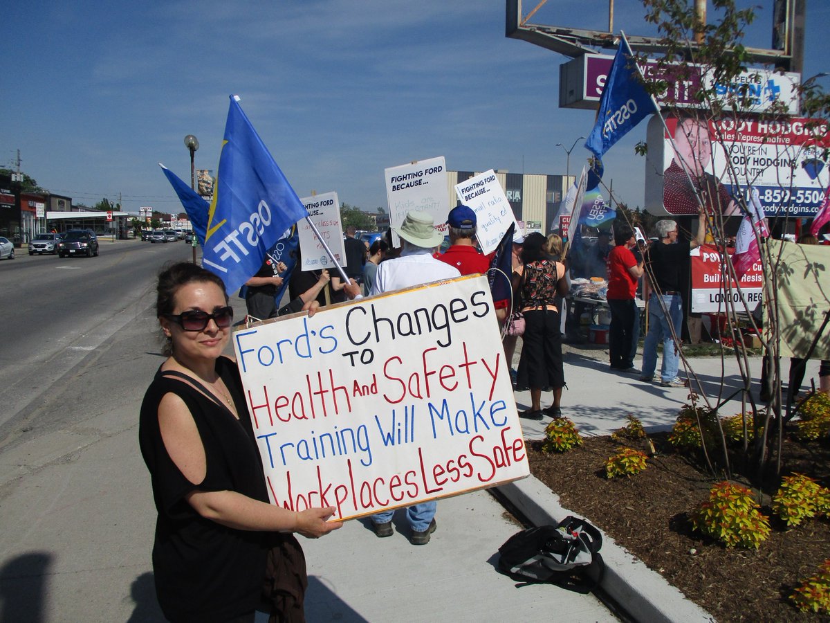 occupywsib's tweet photo. RT @occupywsib brought some #Injuredworkers signs banners to expose #WSIB/#workerscomp during the #DayofAction to #ResistFord Cuts at the entrance to the constituency office of #OntarioPC MPP @JeffYurekMPP in #StThomas, #Ontario on Friday, June 7th 2019. #DougFord #powerofmany https://t.co/r6y8NxHomJ