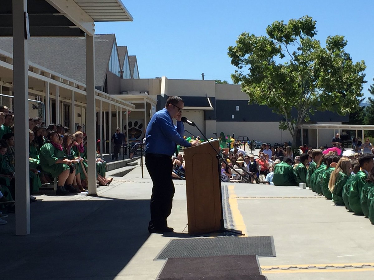 jen_petroff's tweet photo. Congratulations to the UMS graduating class! #usdlearn @goTeamUMS @USD_SUP @PrincipalUMS https://t.co/v7t4qNSVkK