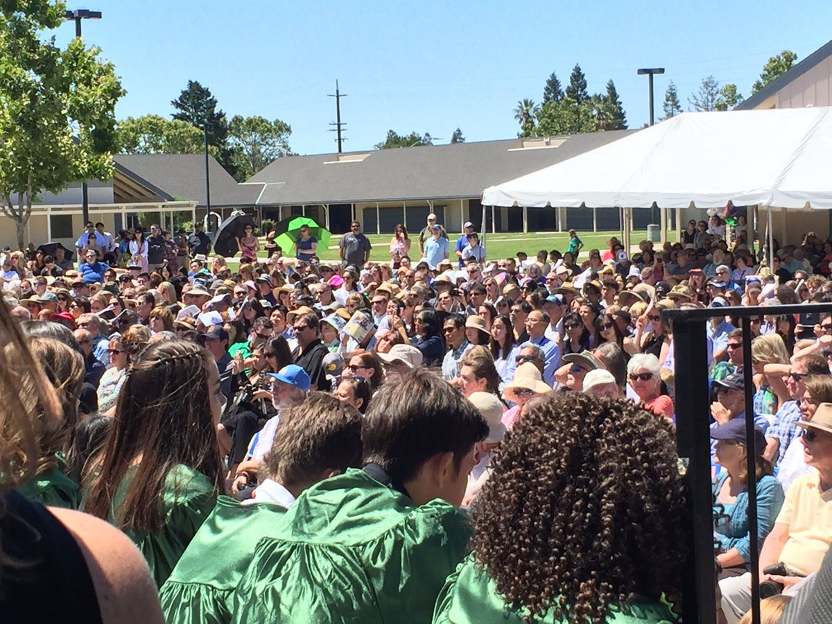 jen_petroff's tweet photo. Congratulations to the UMS graduating class! #usdlearn @goTeamUMS @USD_SUP @PrincipalUMS https://t.co/v7t4qNSVkK