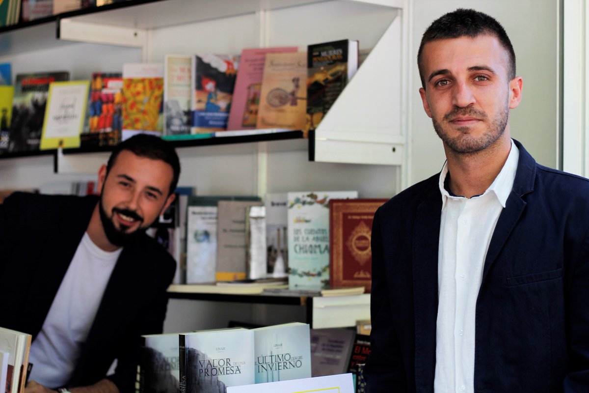 maica_rivera's tweet photo. Jugando con la luz 📷 Y los dos modelos más guapos de toda la feria 😍😍
¡Todos a comprar sus libros! Histórica y fantástica, what else!
@Perez_DeCastro #Elvalordeunapromesa #SagaLinaje @ACorralOrea #EldesafíodeFlorencia @megustaleer @FLMadrid #FLM19 https://t.co/YGA5YkYny4