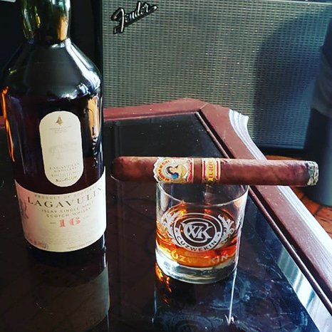 CuzWeKin's tweet photo. A Picture that Is Truly Worth A Thousand Words ... But Not One Word Needs To Be Said ... Cuz the Vibe Is Understood #CuzWeKin And Many Can Not #CuzWeKinApproved#CuzWeKinRocksGlass #CigarsAndWhiskey#Vibe #ConnoisseursLifeStyle https://t.co/UBnqCNNPXD