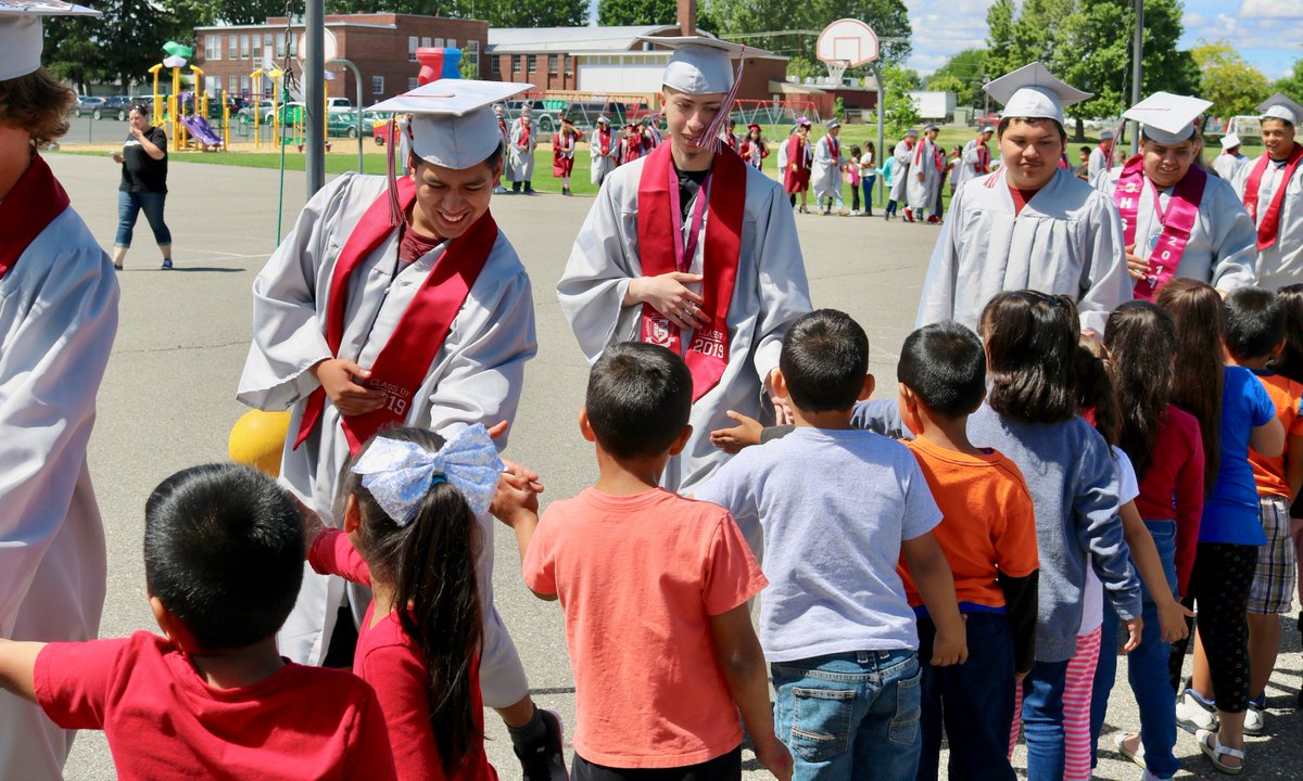 THEGSD200's tweet photo. On Friday, June 7, our GHS graduating seniors took one last visit to their elementary schools. Dressed in their caps and gowns the graduates received high fives, hugs and congratulations. You can find a video on our YouTube channel at https://t.co/4ULwcK8qEa
#GSDProud https://t.co/FPTeOAOthx