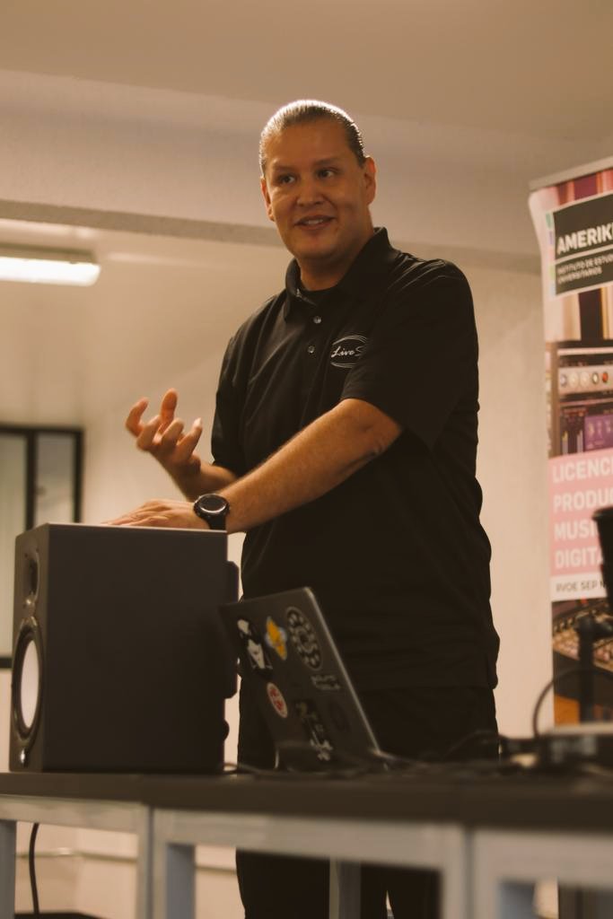 AmerikeMexico's tweet photo. Master Class de Alejandro Peralta sobre Sistemas de Audio en #CampusCDMX #estoesamerike https://t.co/0N5XXOAccn