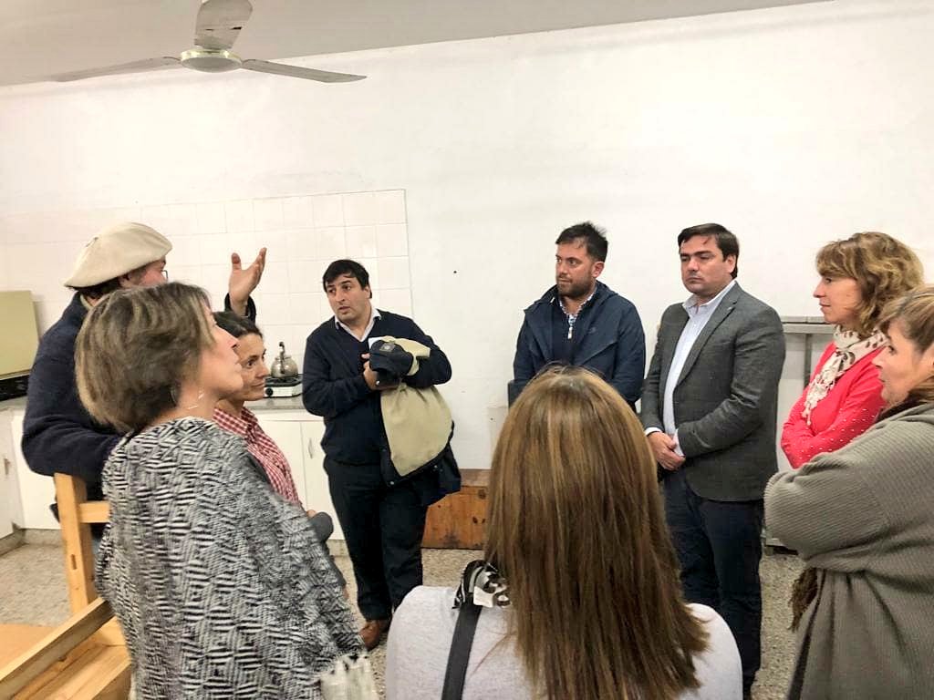 EmiBalbin's tweet photo. PARA LA EDUCACIÓN NO EXISTE PUEBLO GRANDE O CHICO

Hoy visitamos el CPT n°7 de Tres Lomas, junto al referente local @LucianoSpinolo, y a Sergio Rober, funcionario de @AgroindustriaBA. Las autoridades del centro nos contaron sobre las actividades que están desarrollando. https://t.co/s2SPNUvIzs
