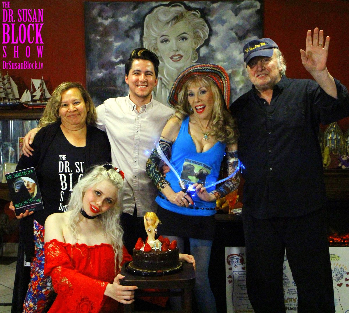 Bonoboville's tweet photo. Happy #Marilyn's #bday 🍾 #Bonobo Gay #Pride #AASECT Sneak Peek🤩 +#Rush #LimpBalls😱 tucked & ran when @DrSuzy called him out😂Hear what he deleted here:
#Blog: https://t.co/DOM1nB1A4u 🏳️🌈
#Show: https://t.co/1klGcJ2Cpl
#GoBonobos 4 #BirthdayCake 🎂+#tRump #Gagged w/ a #Banana 🍌 https://t.co/l5EdBIKI2G