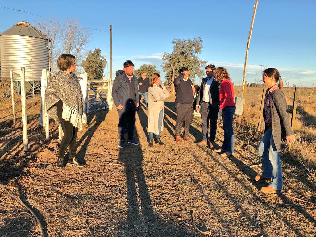 EmiBalbin's tweet photo. PARA LA EDUCACIÓN NO EXISTE PUEBLO GRANDE O CHICO

Hoy visitamos el CPT n°7 de Tres Lomas, junto al referente local @LucianoSpinolo, y a Sergio Rober, funcionario de @AgroindustriaBA. Las autoridades del centro nos contaron sobre las actividades que están desarrollando. https://t.co/s2SPNUvIzs