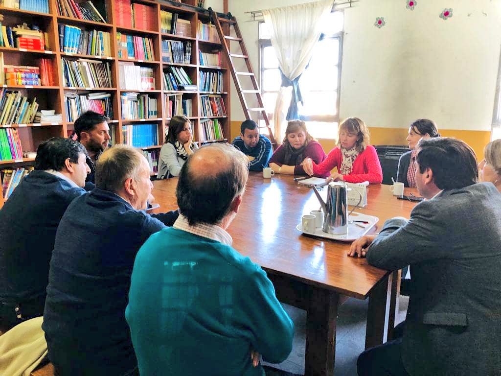 EmiBalbin's tweet photo. PARA LA EDUCACIÓN NO EXISTE PUEBLO GRANDE O CHICO

Hoy visitamos el CPT n°7 de Tres Lomas, junto al referente local @LucianoSpinolo, y a Sergio Rober, funcionario de @AgroindustriaBA. Las autoridades del centro nos contaron sobre las actividades que están desarrollando. https://t.co/s2SPNUvIzs