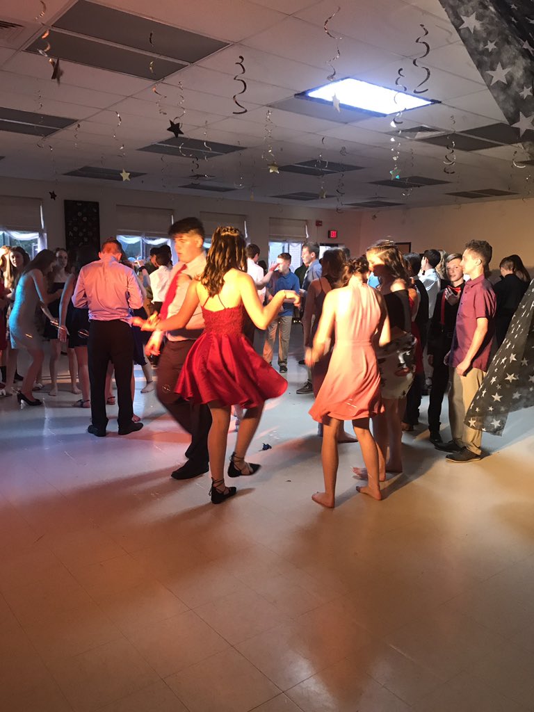 PrincipalDD1776's tweet photo. Grade 8 Dance 💃🏻 🕺🏻 #dance #grade8 https://t.co/jQyEVz5tzH