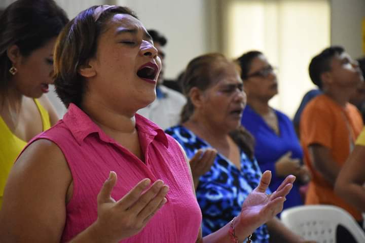 cclasflores2's tweet photo. Aún estás tiempo de llegar para que adoremos juntos al Rey de reyes y Señor de señores 
#somosluz #ccf https://t.co/j62MncjEun