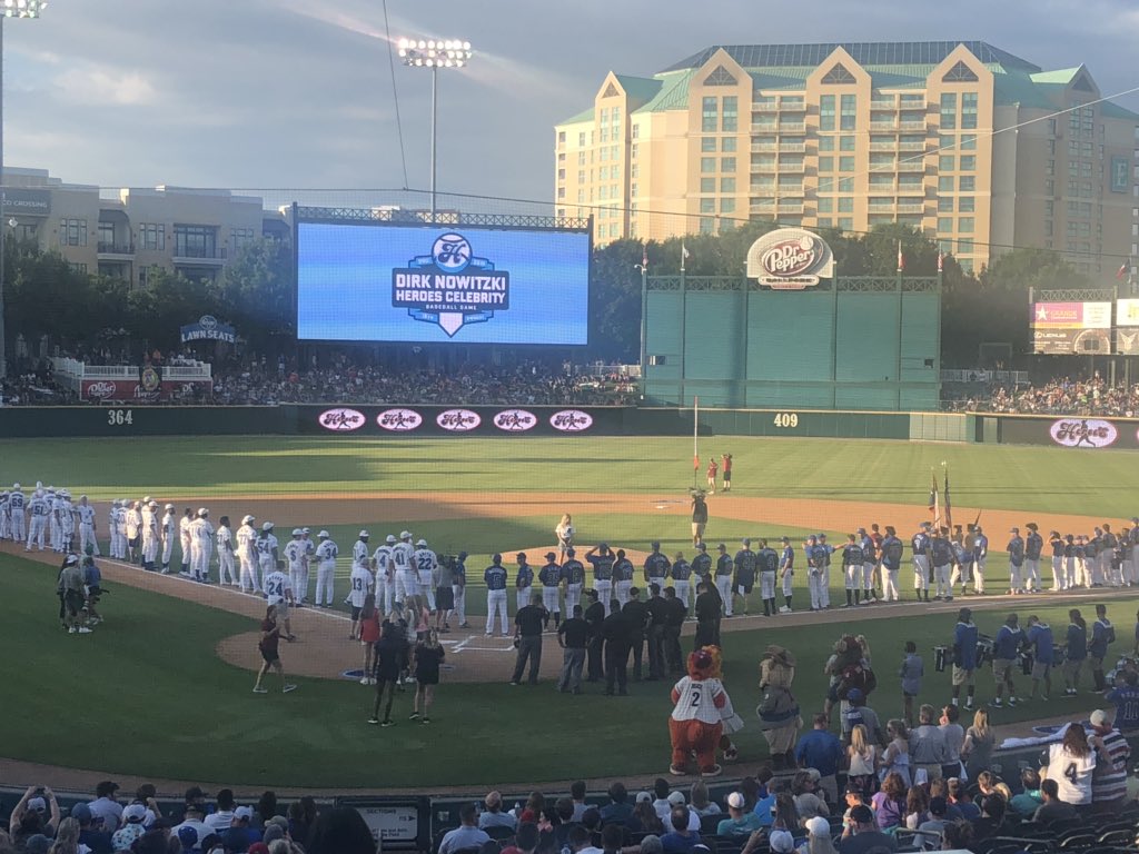 DoubleO70's tweet photo. Feeling privileged to be here! @swish41 #heroescelebritygame #celebrities #givingback #charity #greatcrowd and #atmosphere #sodallas https://t.co/hSVgrfJ0EP